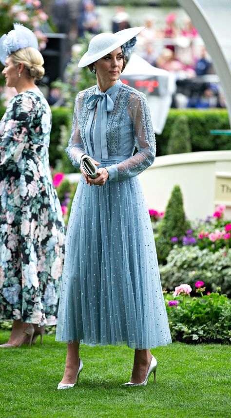 Powder blue altered Elie Saab for Duchess Catherine. Kate Middleton Blue Dress, Ascot Outfits, Ascot Dresses, Powder Blue Dress, Looks Kate Middleton, Kate Middleton Outfits, Kate Dress, Estilo Real, Princess Kate Middleton