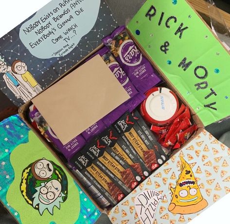 Rick And Morty Gift Basket, Diy Rick And Morty, Rick And Morty Gift Ideas, Rick And Morty Room Decor Diy, Rick And Morty Birthday, Rick And Morty Birthday Cards, Husband Gifts Diy, 21st Birthday Gifts For Boyfriend, Boyfriend Care Package