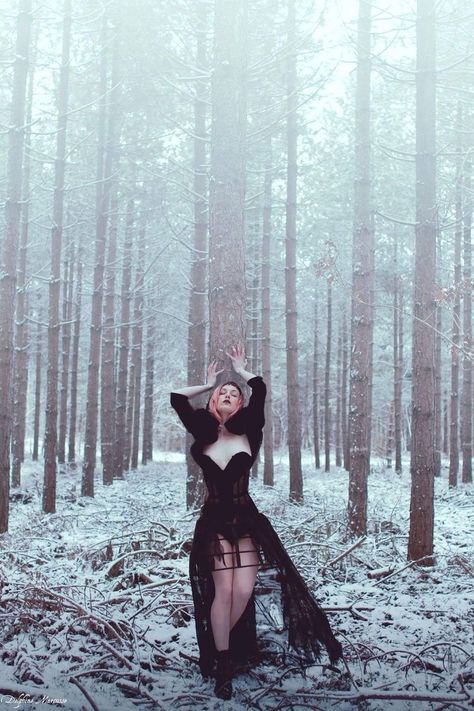 Witchy Snow Photoshoot, Bouidor Photography Forest, Winter Bodouir Photoshoot, Dark Winter Photoshoot, Winter Witch Photoshoot, Outdoor Boudiour Ideas Forest, Halloween Bodouir Photoshoot, Halloween Bodouir, Outdoor Boudiour Ideas Winter