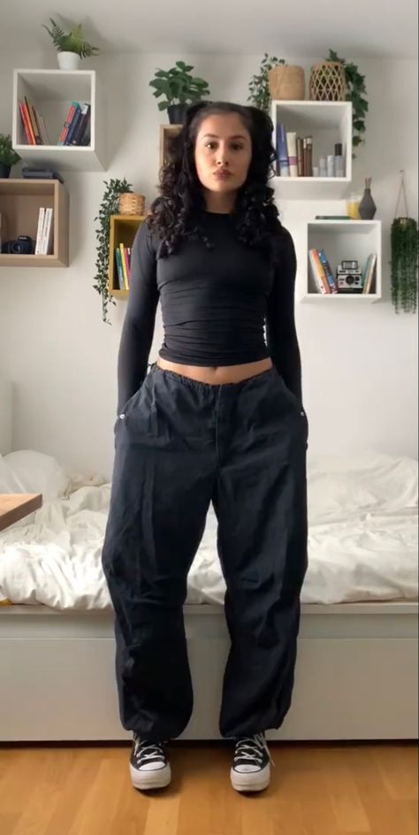 Styled Parachute Pants, Parachute Pants With T Shirt, How To Style Big Sweatpants, Parachute Pants With Converse, All Black Outfit Cargo Pants, Black Windbreaker Pants Outfit, Black Sleeve Shirt Outfit, Fits With Parachute Pants, What To Wear With Black Parachute Pants