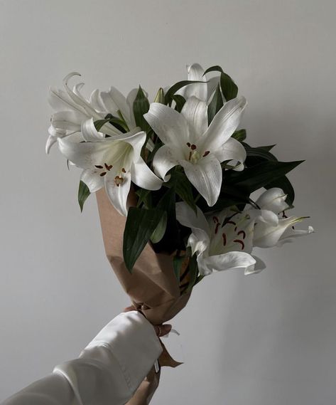 White Lily Flower Aesthetic, Paper For Flower Bouquet, Brown Wrapping Paper, Flower Bouquet Gift, White Lily Flower, Lilly Flower, Lily Bouquet, Boquette Flowers, Bouquet Gift