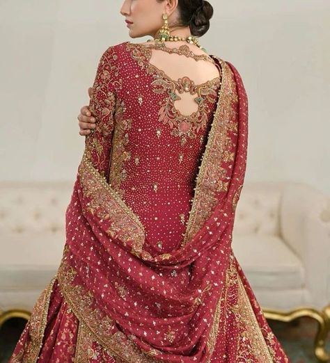 Inbox us to order ✉📬 Or contact 📞 +923074745633 📞☎ (WhatsApp ✔) Lehenga Kameez, Kameez Style, Bridal Lehenga Pakistani, Neck Ideas, Pakistani Bridal Lehenga, 2024 Clothes, Pakistani Bridal Dress, Pakistani Wedding Dress, Blouse Neck