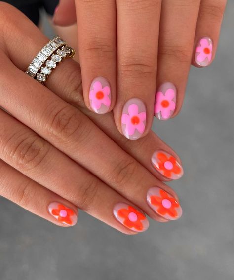 funky flowers 🩷🌼🧡🌸 paired with the slanted oval and emerald cut eternity bands from @theprestwickplace 💍 did you know their products are… | Instagram Spring Break Nails, Broken Nails, Summery Nails, Her Nails, Round Nails, Nagel Inspo, Fire Nails, Funky Nails, Minimalist Nails