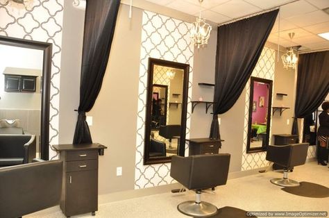 Styling stations curtains and background of mirrors Salon Remodel, Small Salon, Hair Salon Design, Hair Salon Interior, Salon Stations, Kombi Home, Styling Stations, Hair Salon Decor, Beauty Salon Design