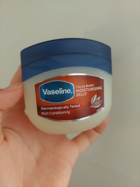 Aesthetic Vaseline, Vaseline Cocoa Butter, Benefits Of Vaseline, Scent Combos, Vaseline Lip Therapy, Vaseline Lip, Thick Lashes, Perfume Set, Lip Products