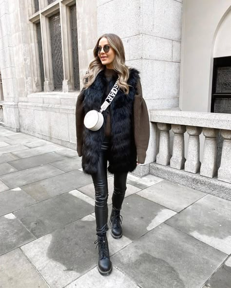 Fur Vests Outfits, Gilet Outfits, Black Fur Vest Outfit, Vests Outfits, Black Combat Boots Outfit, Faux Fur Vests Outfits, Inspo For Pictures, Fur Vest Outfit, Winter Going Out Outfits