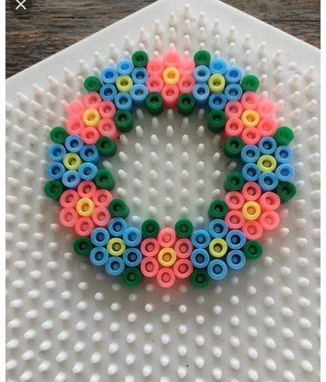 Peler Beads Flower, Pearler Bead Flower Patterns, Perler Beads Ideas Flowers, Fuse Beads Flower, Perla Bead Ideas, Perler Bead Asthetic Ideas, Perler Bead Patterns Flowers, Spring Perler Beads, Iron Beads Flower