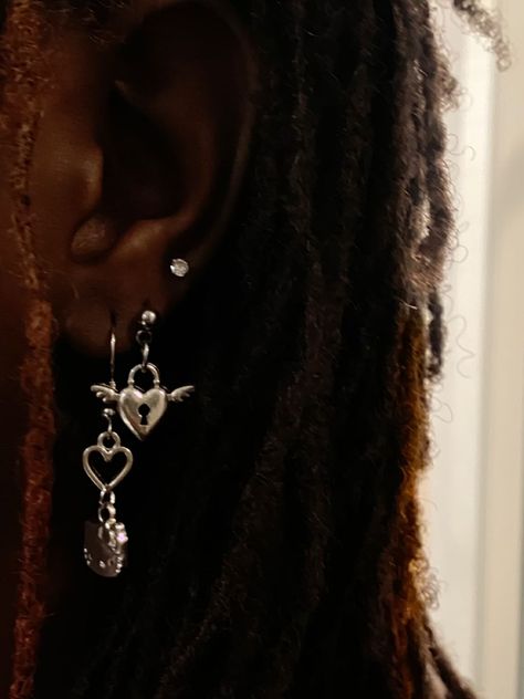 alt earrings grunge emo piercings Y2k Grunge Earrings, Alt Piercings Ear, Grunge Earrings Aesthetic, Grungy Earrings, Piercings Alt, Alt Piercings, Grunge Piercings, Earring Styling, Doodle Reference