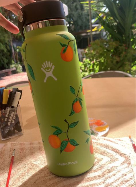 Paint Hydroflask Diy, Cute Painted Waterbottles, Paint On Hydroflask, Paint Hydro Flask, Painting Water Bottles Diy, Green Hydroflask Aesthetic, Custom Hydro Flask Ideas, Customized Hydroflask Ideas, Painted Hydroflask Ideas