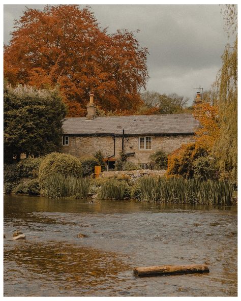 Beautiful moments in the Peak District, England 🍃🏡🐑 #englishcountryside #countryliving #countryside #peakdistrict #lovegreatbritain #peakdistrictnationalpark #seekthesimplicity #quietinthewild #folkscenery chatsworth #madewithlightroom #sonyphotography #englishcountryside #uniquedistrict #countrylook #countrysidewalks #countrysidelife #ruralengland #slowliving #letsgopeakdistrict #cottagecore #rurallife #englandisbeautiful #rural #thepeakdistrict #90mm #sheep #horsesofinstagram #grainisgood ... British Countryside Photography, Lake District England Aesthetic, Speyside Scotland, Rural England Aesthetic, Peak District England, Oxfordshire Countryside, Sony Photography, Peak District National Park, Peak District