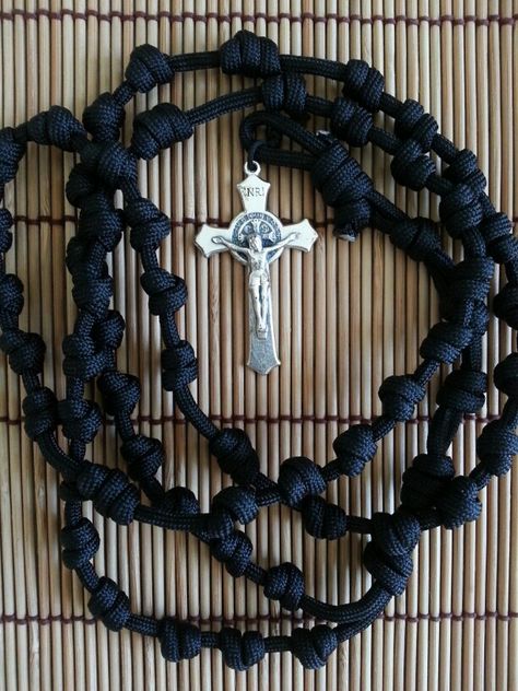 Paracord rosary from Little Prayers. Paracord Rosary, Paracord Projects, Saint Benedict, Skull Wallpaper, Christmas Gift Wrapping, Prayer Beads, Paracord, Rosary, Cross Necklace