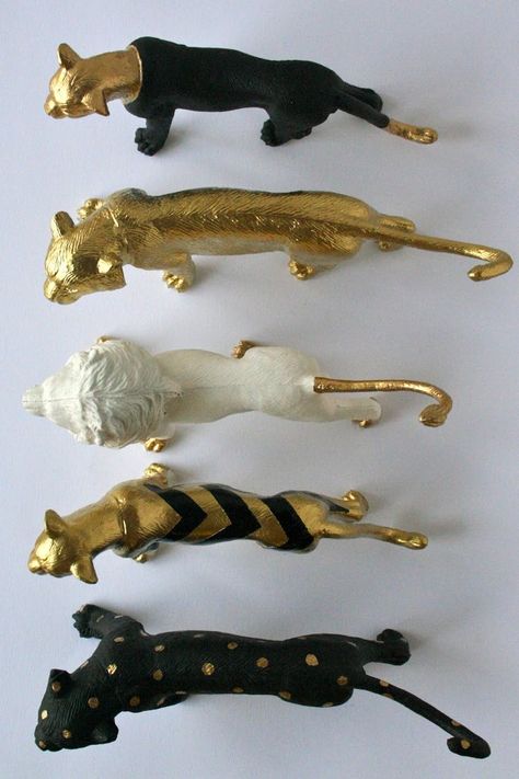 20 Fun and Chic DIYs with Plastic Animal Toys Plastic Animal Crafts, Painting Plastic, Creation Deco, Gold Diy, Animal Projects, Plastic Toys, Plastic Animals, Animal Crafts, Animal Figurines