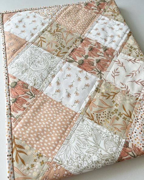 Simple Quilting Projects, Homemade Quilts Ideas, Quilt Blanket Ideas, Puff Quilts Ideas, Quilt Scrap Projects, Quilt Aesthetic, Quilts Designs, Pretty Quilts, Neutral Quilt