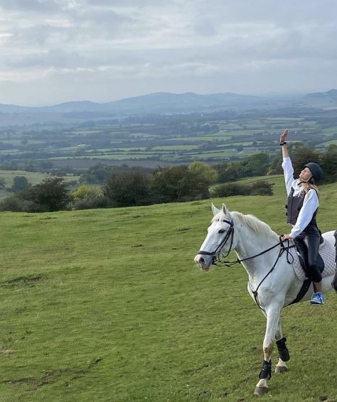 Girl Riding Horse Aesthetic, Aesthetic Horseriding, Horsey Life, Horse Riding Aesthetic, Equestrian Aesthetic, Horse Aesthetic, Haircut Hairstyle, Equestrian Life, Cute Horses