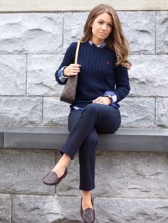 Preppy Style Winter, Look Working Girl, Preppy Fall Outfits, Navy Trousers, Prep Style, Chique Outfits, Preppy Fall, Navy Sweater, Preppy Look