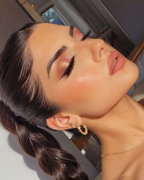 Embrace the Sun-Kissed Look with the Golden-Hour Makeup Trend Golden Hour Makeup Looks, Bronzed Makeup Look Sun Kissed, Golden Glow Makeup, Golden Hour Makeup, Blush Trend, Dewy Makeup Look, Matric Dance, Shimmery Eyeshadow, Soft Glam Makeup