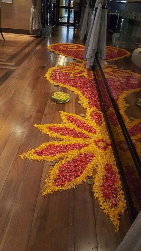 Rangoli Design With Urli, Flower Decoration For Pooja On Floor, Rangoli Designs With Flowers Petals, Rangoli For Pooja, Rangoli From Flowers, Rangoli With Flowers, Floral Rangoli, Flower Rangoli Designs, Simple Flower Rangoli