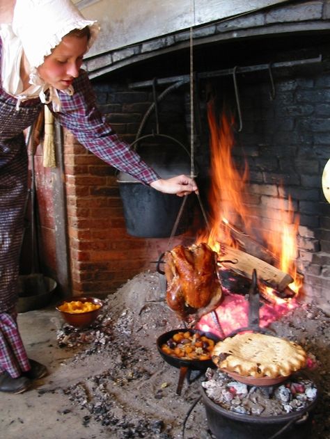 Cooking over a hearth at Old Sturbridge Village How To Make Mincemeat, Hearth Cooking, Parrilla Interior, Cooking Hearth, Fireplace Cooking, Butterball Turkey, Thanksgiving History, Sturbridge Village, Native American Food