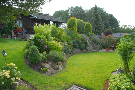 Sloped Garden Landscaping, Outdoor Landscaping Ideas Front Yard, Sloped Backyard Landscaping, Landscaping On A Hill, Sloped Yard, Sloped Backyard, Hillside Landscaping, Garden On A Hill, Sloped Garden