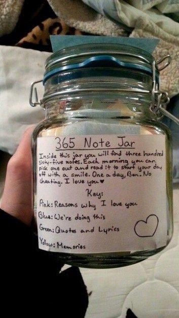 These DIY Valentine's gifts for boyfriends are so cute! 365 Note Jar, 5 Senses Gift For Boyfriend, Gifts For Boyfriend Long Distance, Valentijnsdag Diy, Diy Valentine Gifts For Boyfriend, Birthday Recipes, 365 Jar, Saint Valentin Diy, Valentines Bricolage