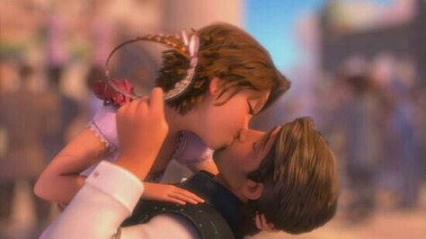 Day 21: Rapunzel and Flynn is my favorite kiss! Disney Çiftleri, Rapunzel Movie, Couple Disney, Couples Disney, Tangled 2010, Frozen And Tangled, Rapunzel And Flynn, Rapunzel And Eugene, Images Disney