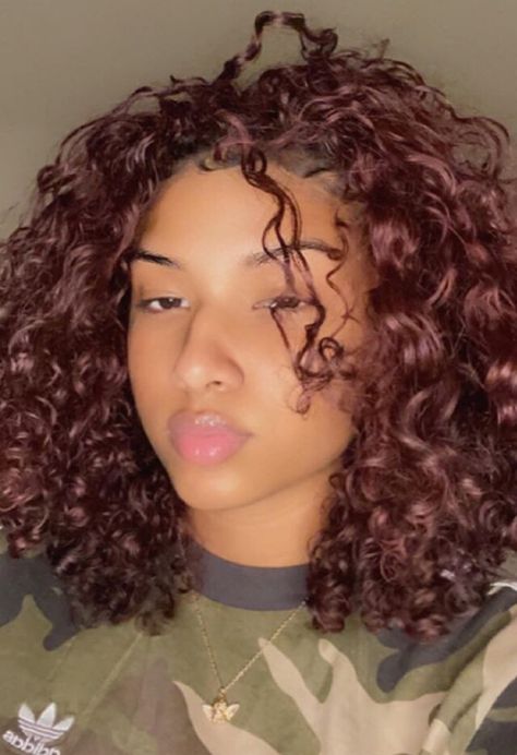 Brownish Red Curly Hair, Wine Red Hair Curly, Dark Red Hair Curly, Burgundy Hair Curly, Dyed Curly Hair Ideas Colour, Dark Red Curly Hair, Burgundy Curly Hair, Red Hair Curly, Burgundy Hair Dye