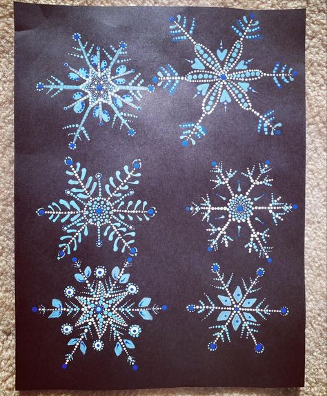 Dot paintings Dot Painting Cards, Dot Painted Snowflakes, Dot Painting Snowflakes, Snowflake Dot Painting, Dotted Snowflakes, Dot Snowflakes, Dotted Ornaments, Acrylic Dot Painting Ideas, Christmas Dot Painting