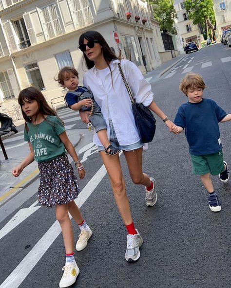 Leia Sfez on Instagram: “Le sunday crew ❤️” Mom Summer Outfits, Leia Sfez, Parisian Chic Style, Mum Fashion, Casual Maternity, Cool Mom, Mode Casual, Floral Dresses, 가을 패션