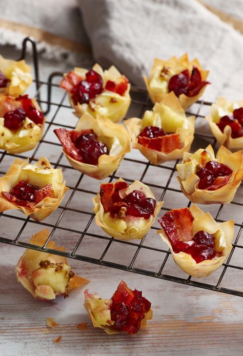 You don't have to wait until Christmas to have these easy bacon, brie and cranberry bites. How does Tuesday sound? Savory Buffet Food, Christmas Auderves, Appetisers Idea, Easy Christmas Nibbles, Easy Party Canapes, Xmas Starter Ideas, Christmas Eve Nibbles, Christmas Drinks Party Food, Easy Wedding Canapes