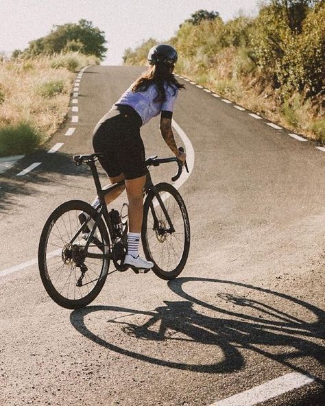 Cycling Photography Women, Road Bike Girl, Tomboy Girls, Cycling Girl, Bike Aesthetic, Cycling Photography, Cycling Club, Pretty Bike, Biking Outfit