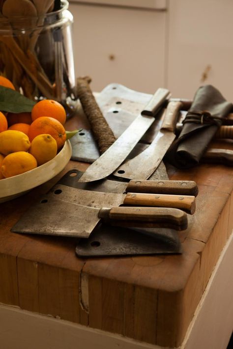 Dione Carston Kitchen Knives Old stuff looks great in a rustic kitchen Old English Kitchen, Vintage Kitchen Gadgets, Knife Aesthetic, Scared To Love, Vintage Thrift Stores, English Kitchens, Shag Carpet, Butcher Knife, Kitchen Corner