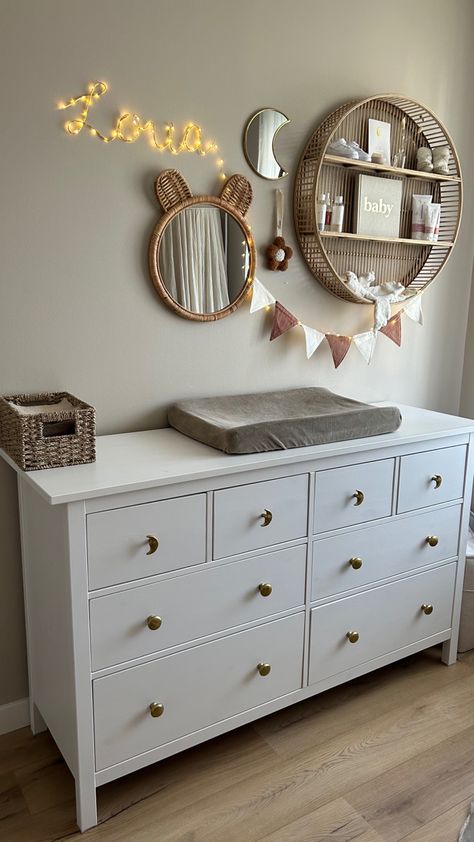 Nappy Station, Nursery Guest Room Combo, Woodland Nursery Ideas, Nursery Guest Room, Cozy Baby Room, Ideas Habitaciones, Nursery Closet Organization, Kids Room Murals, Baby Room Neutral