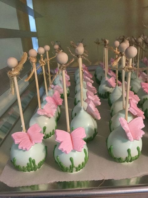 Garden Themed Cake, Garden Theme Cake, Themed Cake Pops, Grass Decoration, Butterfly Themed Birthday Party, Garden Baby Shower Theme, Butterfly Theme Party, Edible Butterfly, Butterfly Baby Shower Theme