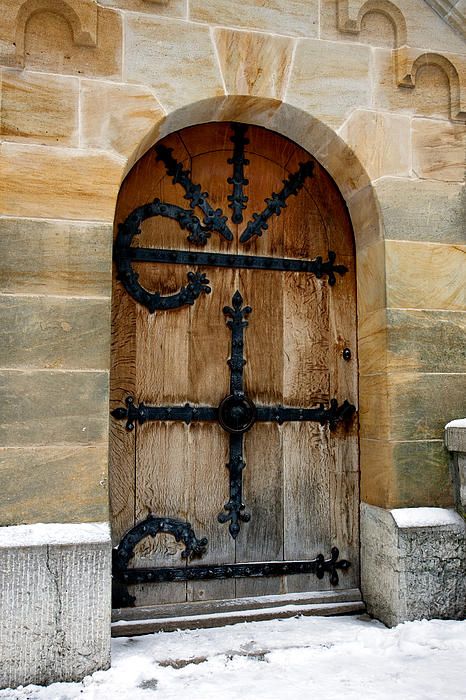 Neuschwanstein Castle - Hohenschwangau, Bavaria, Germany Side Door Entrance, Stoep Idees, Medieval Doors, Medieval Door, Earthquake Cake, Castle Doors, When One Door Closes, Door Entrance, Neuschwanstein Castle