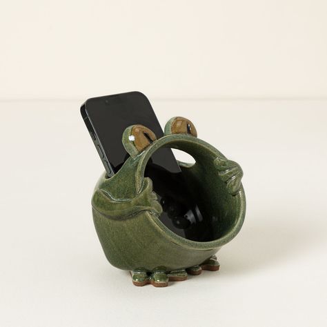 Turn it up: This amphibian-shaped phone amplifier helps boost the volume of your calls and favorite songs played through the frog's ceramic mouth. Phone Amplifier Clay, Pottery Inspiration, Take My Money, Phone Speaker, Ceramics Projects, Clay Art Projects, Unique Ceramics, Geek Gifts, Pottery Ideas