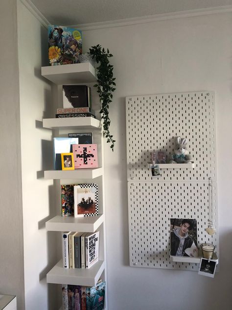 Kpop Room Simple, Cute Toploader, Kpop Shelf Aesthetic, K Pop Room Ideas, Kpop Aesthetic Room, Kpop Rooms, Shelf Aesthetic, Kpop Shelf, Room Organisation