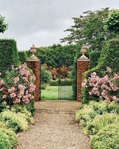 Estilo Charleston, Spring Court, Estate Garden, Wooden Pergola, Garden Fairy, All The Pretty Horses, Garden Path, Pergola Designs, Easy Garden