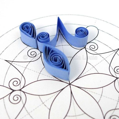 Teknik Quilling, Free Quilling Patterns, Paper Quilling For Beginners, Paper Quilling Tutorial, Origami And Quilling, Quilling Christmas, Paper Quilling Patterns, Quilled Paper Art, Quilled Creations