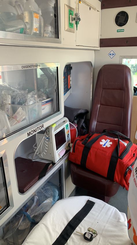 Paramedicine Aesthetic, Flight Nurse Aesthetic, Emergency Room Pictures, Emt Aesthetic, Paramedic Notes, Paramedic Aesthetic, Emt Study, Flight Paramedic, Job Motivation