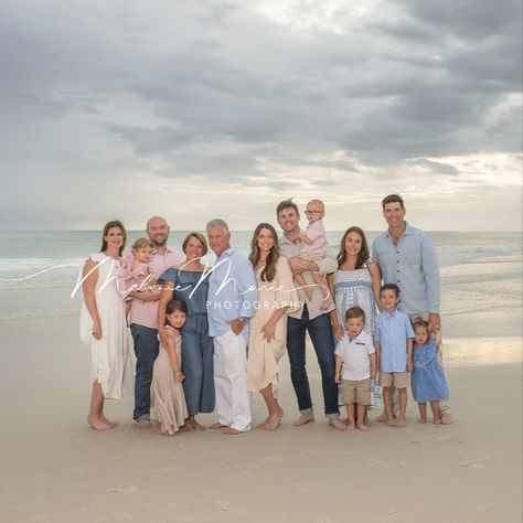 30A photographer what to wear for beach photos Beach Color Palette Family Photos, Beach Pictures Color Schemes, Beach Photo Color Scheme, Family Beach Pictures Outfits Color Schemes, Beach Photoshoot Outfits Family, Family Beach Pictures Outfits, Picture Color Schemes, Pick Clothes, Beach Family Portraits