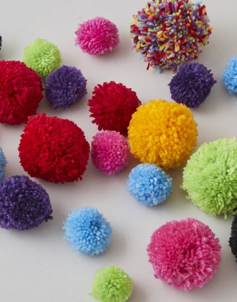 Easy Pom Pom, Pom Crafts, Craft Crochet, Crochet Sewing, Pom Pom Maker, Big Mirror, Sewing Kits, Gift Wrap Box, Pom Pom Crafts