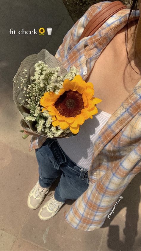 Pics With Sunflowers, Picture With Sunflower, Photo With Sunflowers, Western Instagram Story, Sunflower Instagram Story, Sunflower Picture Outfit Ideas, Sunflower Photo Ideas, Sunflower Girl Aesthetic, Photos With Sunflowers