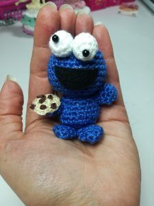 Click here for the free crochet pattern. (On the blog is a link for the Italian and for the English PDF) Keychain Pattern, Crochet Monsters, Crochet Keychain Pattern, Crochet Amigurumi Free Patterns, Crochet Keychain, Ideas Crochet, Crochet Kit, Crochet Rug, Crochet Toys Patterns