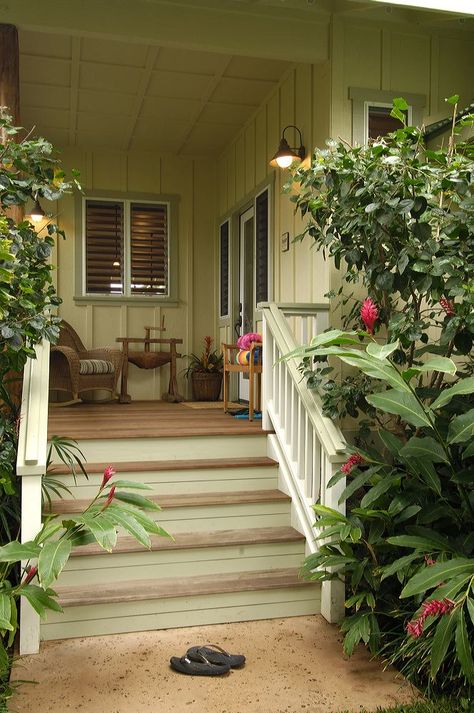 Puako Beach House on Hawaii Island – completed in January 2006 Photography by David Franzen This beach house represents the charm of Hawaii past and is reminiscent of Tutu’s Home. Beach Cottage Style Decor, Hawaii Beach House, Hawaiian House, Retro Hawaii, Traditional Porch, Hawaiian Homes, Cocoppa Wallpaper, Hawaii Homes, Hawaii Life