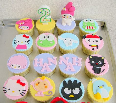 Sanrio character cupcakes - these care cute, but some of the characters will take a lot of work! Cinnamonroll Sanrio Cupcakes, Character Cupcakes Ideas, Frosting A Cupcake, Cinnamoroll Cupcake, Sanrio Cupcakes, Sanrio Birthday Party Ideas, Sanrio Birthday Cake, Sanrio Birthday Party, Hello Kitty Pinata