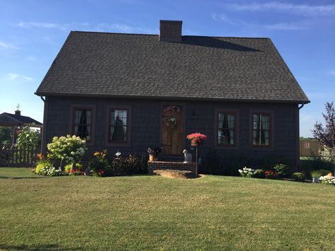 Cape cod Black Cape House Exterior, Black Cape Cod House Exterior, Shiplap Siding Exterior, Modern Cape Cod House Exterior, Cedar Shake House, Cape House Exterior, Dark House Exterior, Lake House Paint Colors, Cottage Exterior Colors