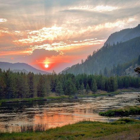 Cody Yellowstone on Instagram: “On day three of the #12DaysofCodyYellowstone, we're in awe of this amazing sunset. 📸: @sassysamsquanch . . . #codywyoming #yellowstone…” Scenery Sunset, Cody Wyoming, Painting References, Sky Weather, Fishing Photography, Hiking Photography, Amazing Landscapes, Earth Nature, Camping Spots