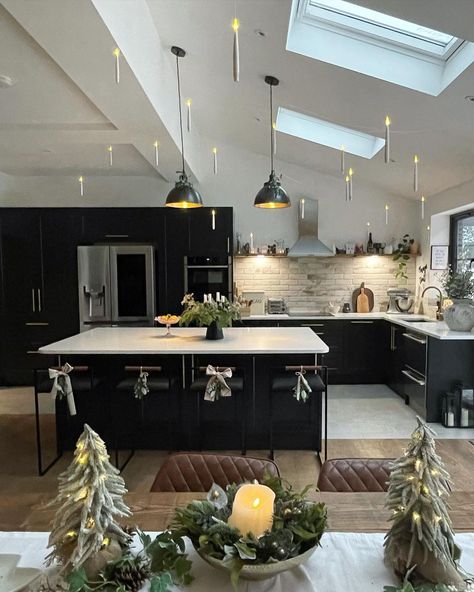 We cannot stop looking at this Christmassy kitchen belonging to My_renovating_diary! Especially those candles hanging from the ceiling as if we're in the Hogwarts dining hall 😍 Can you hear the Harry Potter music too? Well, that box set isn’t going to watch itself! 📸: My_renovating_diary #repost #HarryPotter #christmasinteriors Floating Candles Ceiling, Floating Candle Christmas, Hogwarts Floating Candles, Hogwarts Dining Hall, Candles Hanging, Harry Potter Floating Candles, Harry Potter Candles, Candle Ceiling, Floating Led Candles