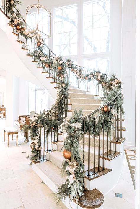 Curved Staircase Christmas Decor, Festive Staircase, Christmas Bannister, Christmas Staircases, Dallas Christmas, Christmas Garland Staircase, Stairs Decoration, Staircase Decor Ideas, Christmas Staircase Decor