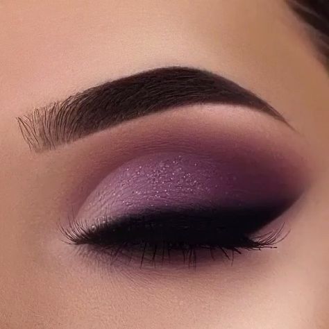 Prom Eyeliner, Quinceanera Makeup, Purple Makeup Looks, Purple Eye Makeup, Eyebrow Eyeshadow, Purple Makeup, Eye Makeup Steps, Purple Eyeshadow, Eye Makeup Designs